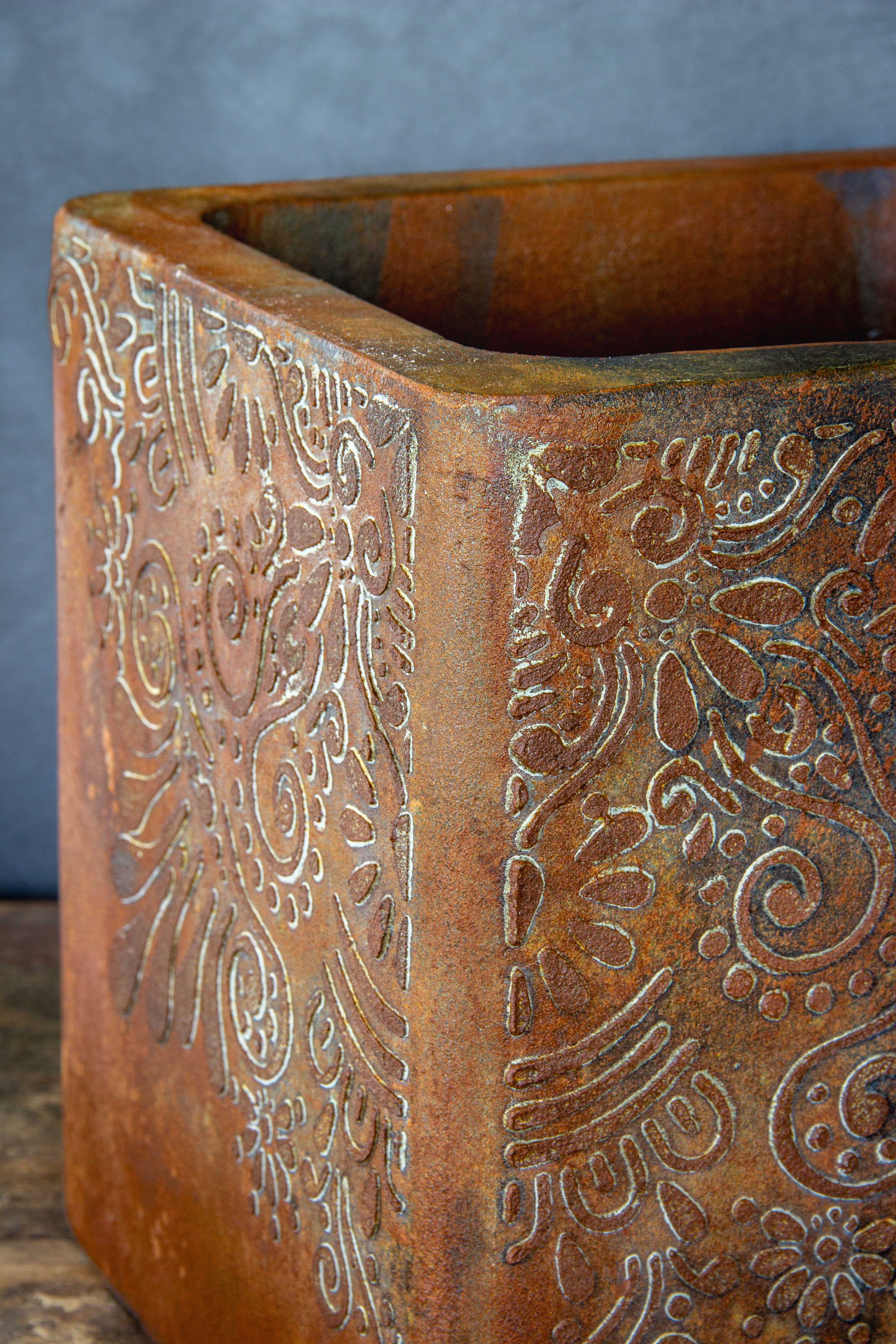 Osłonka na doniczkę z ornamentem roślinnym w stylu rustykalnym, efekt kortenu, ręcznie wykonana i malowana